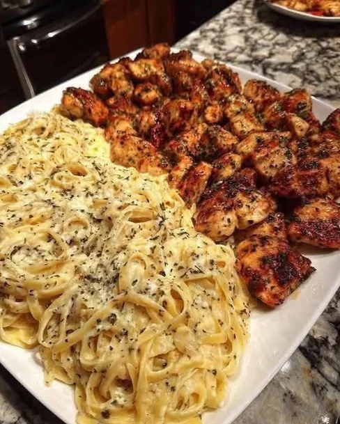 Creamy Garlic Butter Chicken & Linguine in Alfredo Sauce